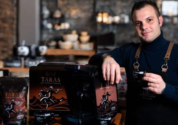 Caffè Taras si ispira al carattere forte dei tarantini ed offre un'esperienza di gusto unico e intenso per chi cerca qualità, genuinità e artigianalità