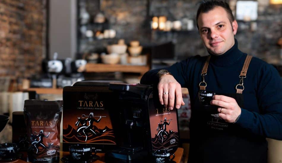 Caffè Taras si ispira al carattere forte dei tarantini ed offre un'esperienza di gusto unico e intenso per chi cerca qualità, genuinità e artigianalità