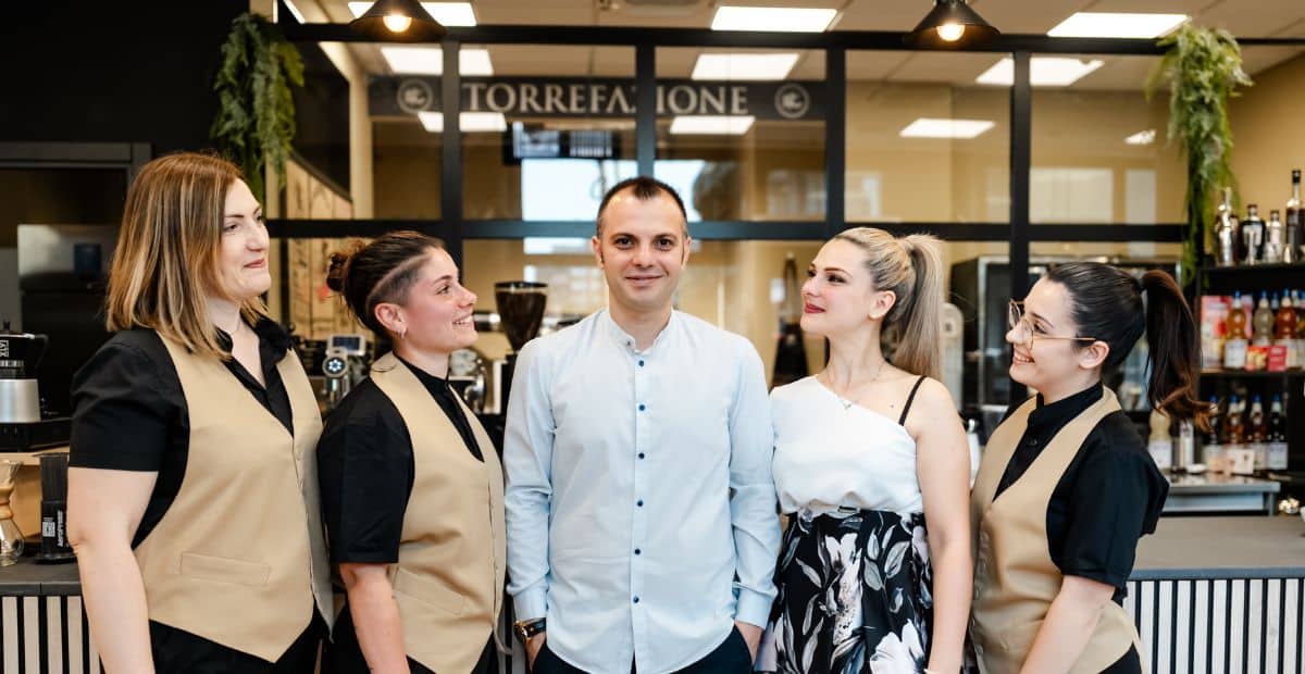 C'è un'Italia che scappa e un'Italia che resta. Andrea Calò ha scelto la seconda: ieri ha inaugurato a Taranto Caffè Taras, torrefazione artigianale che trasforma l'orgoglio territoriale in miscele d'eccellenza. La prova che al Sud si può ancora fare impresa con coraggio.